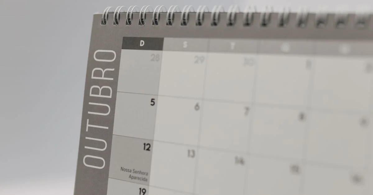 Vue rapprochée d'un calendrier de bureau affichant le mois d'octobre avec reliure spirale.