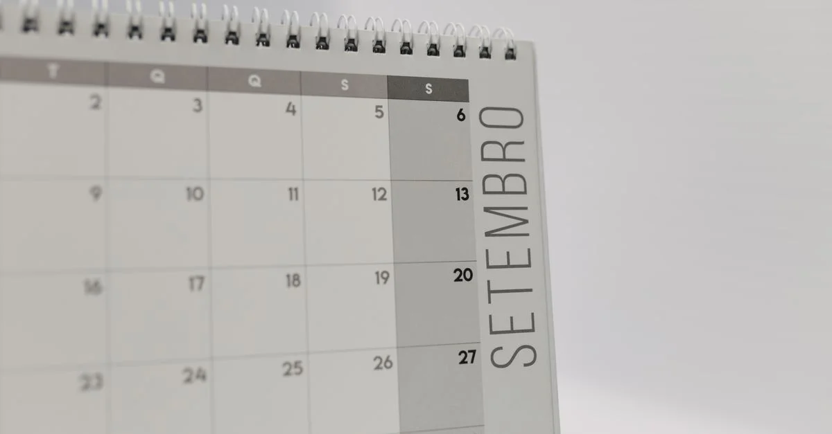Un calendrier de bureau affichant le mois de septembre avec une reliure spirale, dans un design minimaliste.