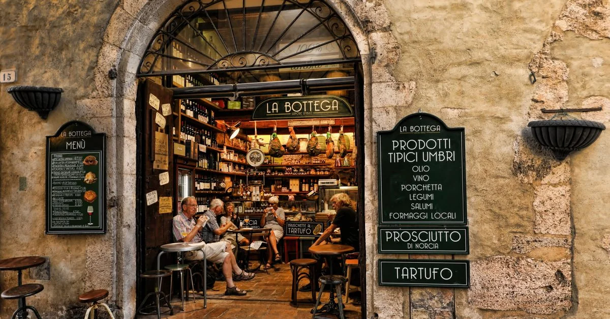 Découvrez une authentique épicerie italienne à Spoleto, en Ombrie, avec un charme classique et des saveurs locales.