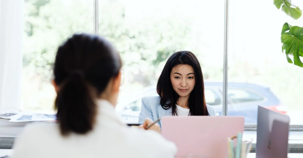 Deux femmes d'affaires engagées dans une réunion productive dans un bureau moderne.